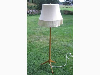 Trebent GOLVLAMPA trä med skärm retro 1950 tal ***3 ben lampa antik vintage Trebent GOLVLAMPA trä med skärm retro 1950 tal ***3 ben lampa antik vintage