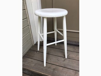 ÄLDRE HÖG PALL BARSTOL VIT MÅLAD TRÄ PALL VINTAGE LANTLIGT RETRO SHABBY CHIC!! ÄLDRE HÖG PALL BARSTOL VIT MÅLAD TRÄ PALL VINTAGE LANTLIGT RETRO SHABBY CHIC!!