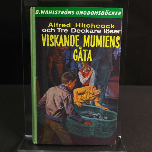 Alfred Hitchcock och tre deckare löser viskande mumiens gåta - 1973