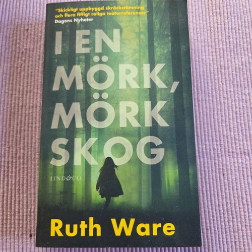 I EN MÖRK, MÖRK SKOG av Ruth Ware, 2016