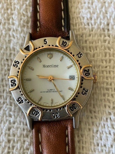 Damklocka. Moretime, med läderarmband, Vridbar ram, nytt batteri.