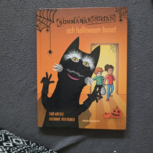Sommarskuggan och halloween-buset av Tina Mackic, 2021