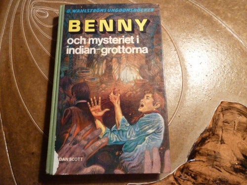 DAN SKOTT, BENNY OCH MYSTERIET I INDIAN-GROTTORNA, BOK B WAHLSTRÖMS UNG. NR 2020