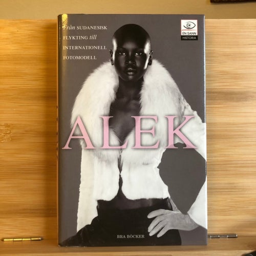 ALEK WEK Modell Designer Flykting Skönhet Öde Mode Självbiografi Rasism Yta Djup