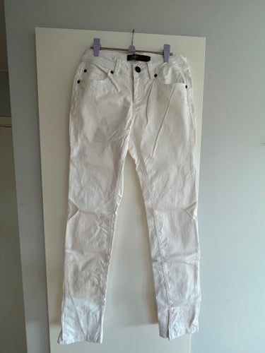 * Vita jeans i strl 36