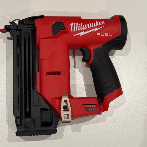 Milwaukee M12 FUEL 18GA Kompakt Dyckertpistol defekt