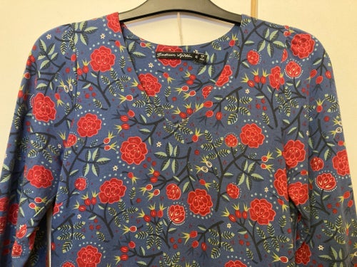 Oanvänd Gudrun Sjödén blå, röd klänning, storlek XS eller S, 34/36, (se mått)