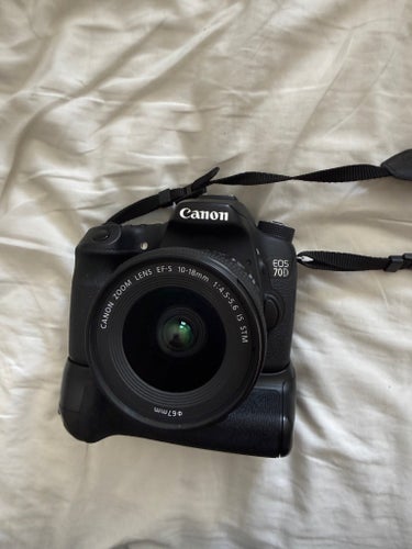 Canon EOS 70D systemkamera med två objektiv och blixt