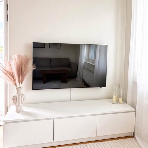 TV-bänk med tre skåpsluckor