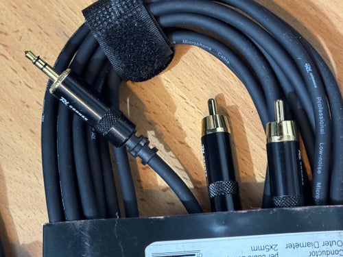 4st OFC 6m kablar , guldpläterade 3.5mm mini tele till 2xRCA, kostat 395 styck.