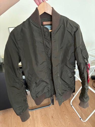 Alpha Industries grön jacka, storlek SMALL