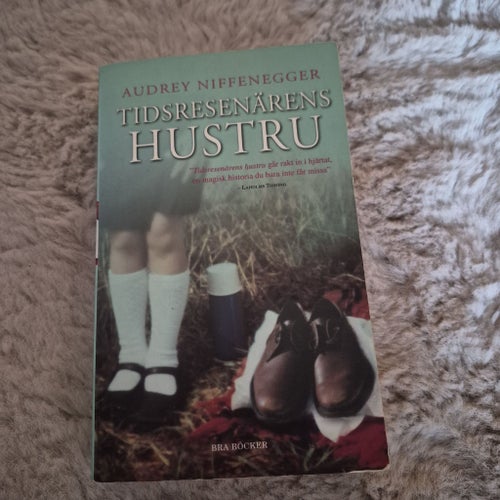 TIDSARESENÄRENS HUSTRU av AUDREY NIFFENEGGER