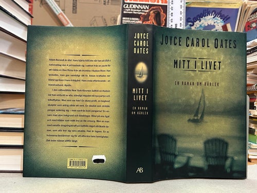 Mitt i livet En roman om kärlek av Joyce Carol Oates. Bok. Very Fine plus