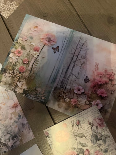 Papper med blommotiv