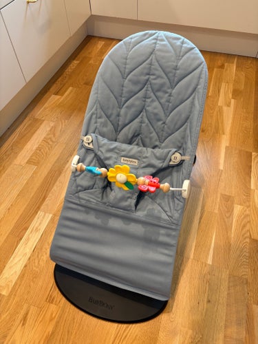 BabyBjörn babysitter med leksaksbåge