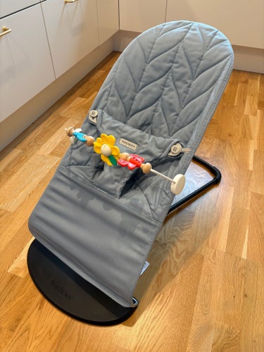 BabyBjörn babysitter med leksaksbåge