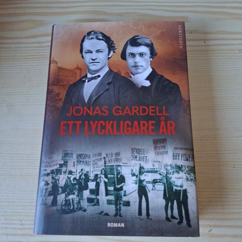 Ett lyckligare år av Jonas Gardell, 2018. Signerad.