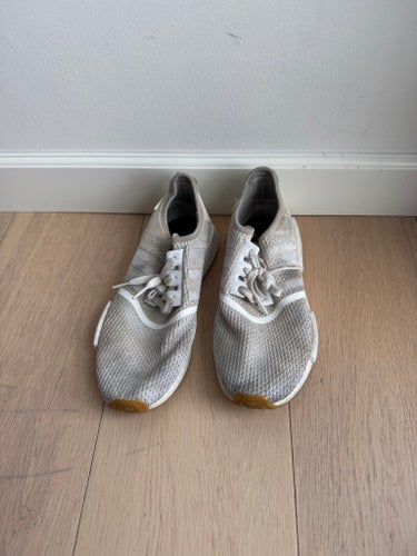 Adidas sneakers i vitt, EUR 41 1/3