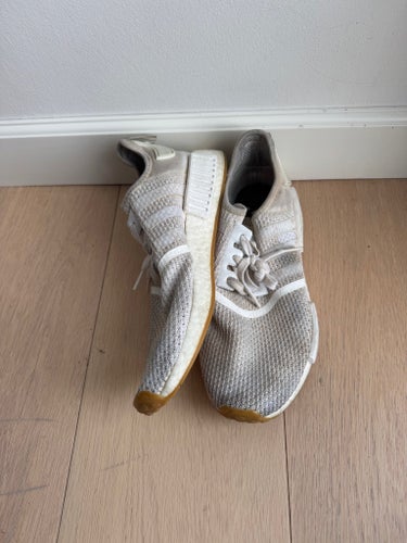 Adidas sneakers i vitt, EUR 41 1/3