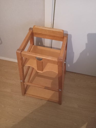 Barnstol och bord i trä