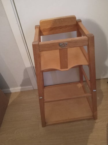 Barnstol och bord i trä