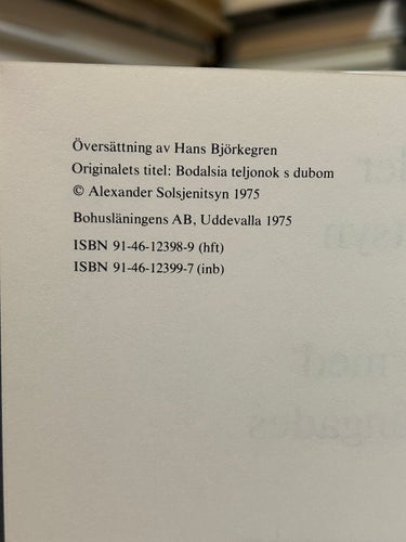 En kalv med eken stångades av Aleksandr Solzhenitsyn. Bok. Fine plus
