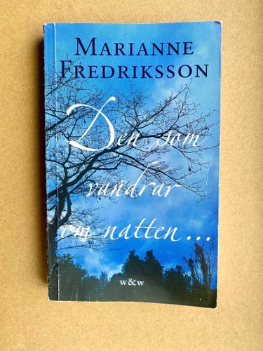 Den som vandrar om natten. - av Marianne Fredriksson, 1988