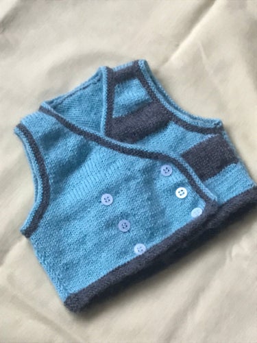 Stiligt gilet. Ny handstickad väst i merinoull. Stl.56