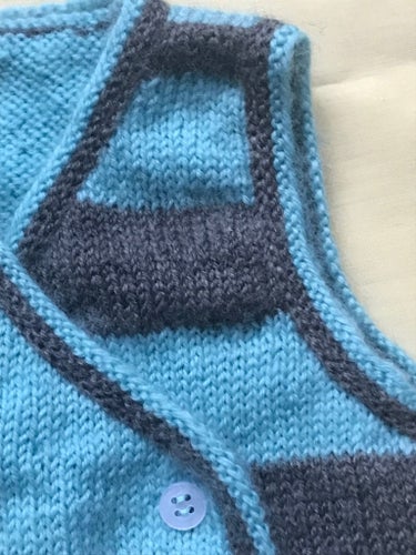 Stiligt gilet. Ny handstickad väst i merinoull. Stl.56