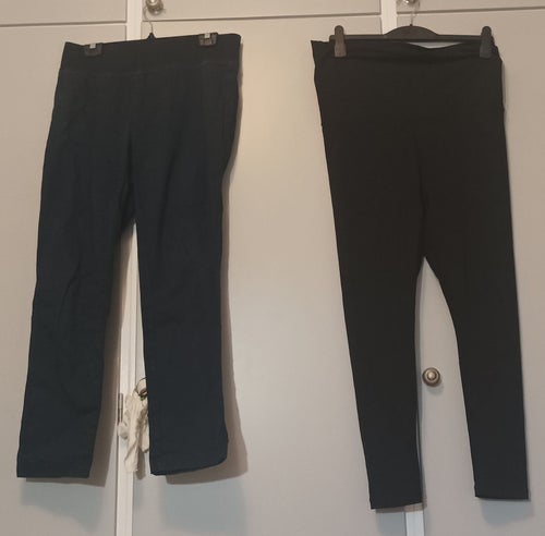 Två par byxor: Svarta leggings och mörkblå byxor