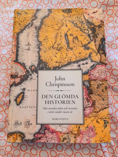 BOK; Den glömda historien av John Chrispinsson, 2011 - INBUNDEN - Oläst/oanvänd