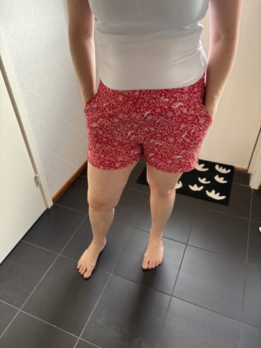 ONLY röda shorts, storlek 36