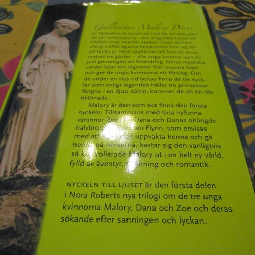 NORA ROBERTS - NYCKELN TILL LJUSET - BOK