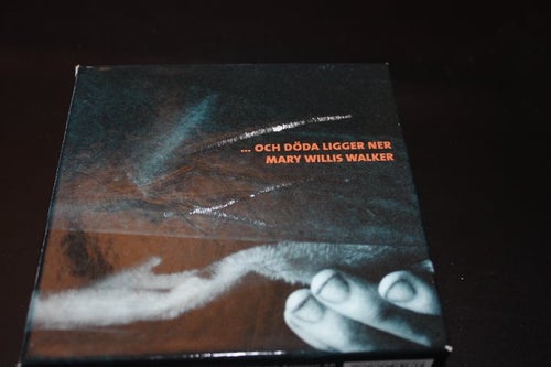 CD-bok: ...och döda ligger ner - Mary Willis Walker