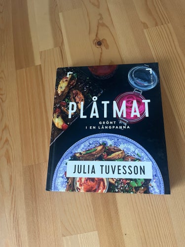 Plåtmat: Grönt i en långpanna av Julia Tuvesson