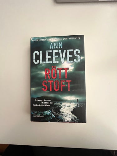 Rött stoft av Ann Cleeves, 2014