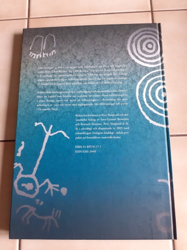 Peter Skoglund. Hällristningar i Kronobergs län - Motiv, myter mm. Bok. 2006.