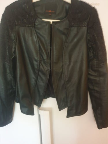 Snygg jacka skinnimitation med broderier stl 36