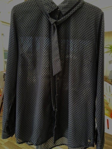 GARCIA JEANS svart blus, fin i sina diskreta små mönster, storlek L