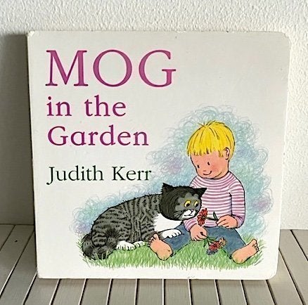 MOG IN THE GARDEN av Judith Kerr - board book på engelska