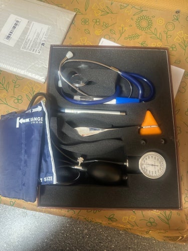 Läkarsats med blodtrycksmätare, stetoskop, ficklampa, termometer och