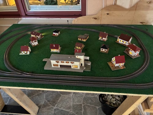 Modelltåglandskap med hus och räls