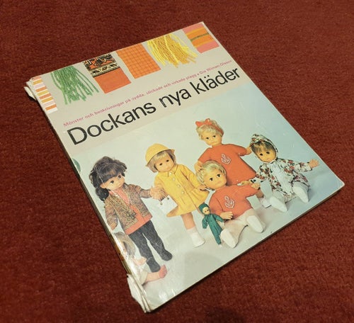 Dockans nya kläder, mönster, beskrivningar, sticka & virka plagg , 1968, 128s