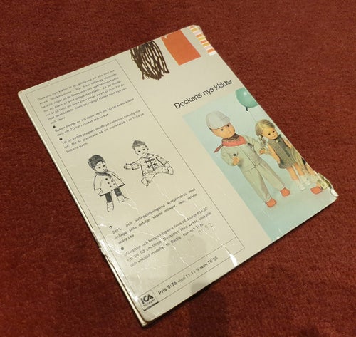 Dockans nya kläder, mönster, beskrivningar, sticka & virka plagg , 1968, 128s