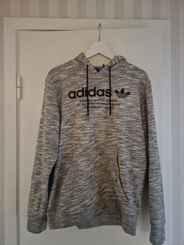 Adidas grå hoodie, storlek M