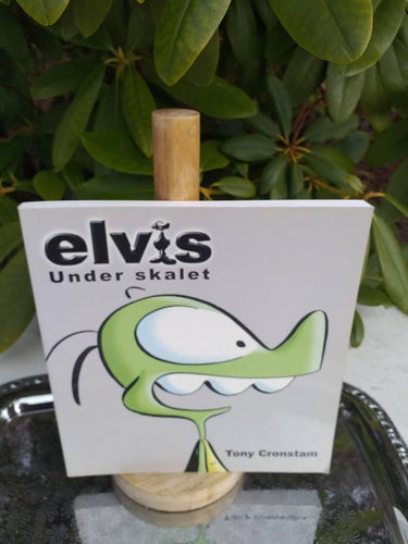 Elvis under skalet av Tony Cronstam Som ny