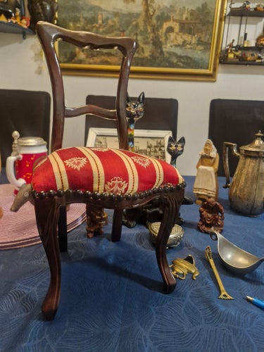 Miniatyrstol i trä med rödrandig tygsits