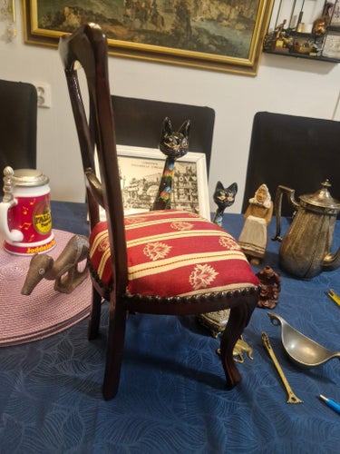 Miniatyrstol i trä med rödrandig tygsits