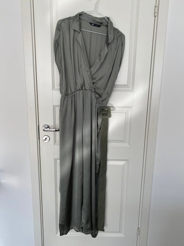 Ny Zara grön jumpsuit, storlek M