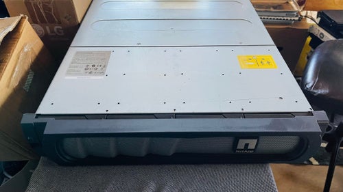 NetApp NAF-1201 Disk Shelf med 12x 600GB SAS-diskar server